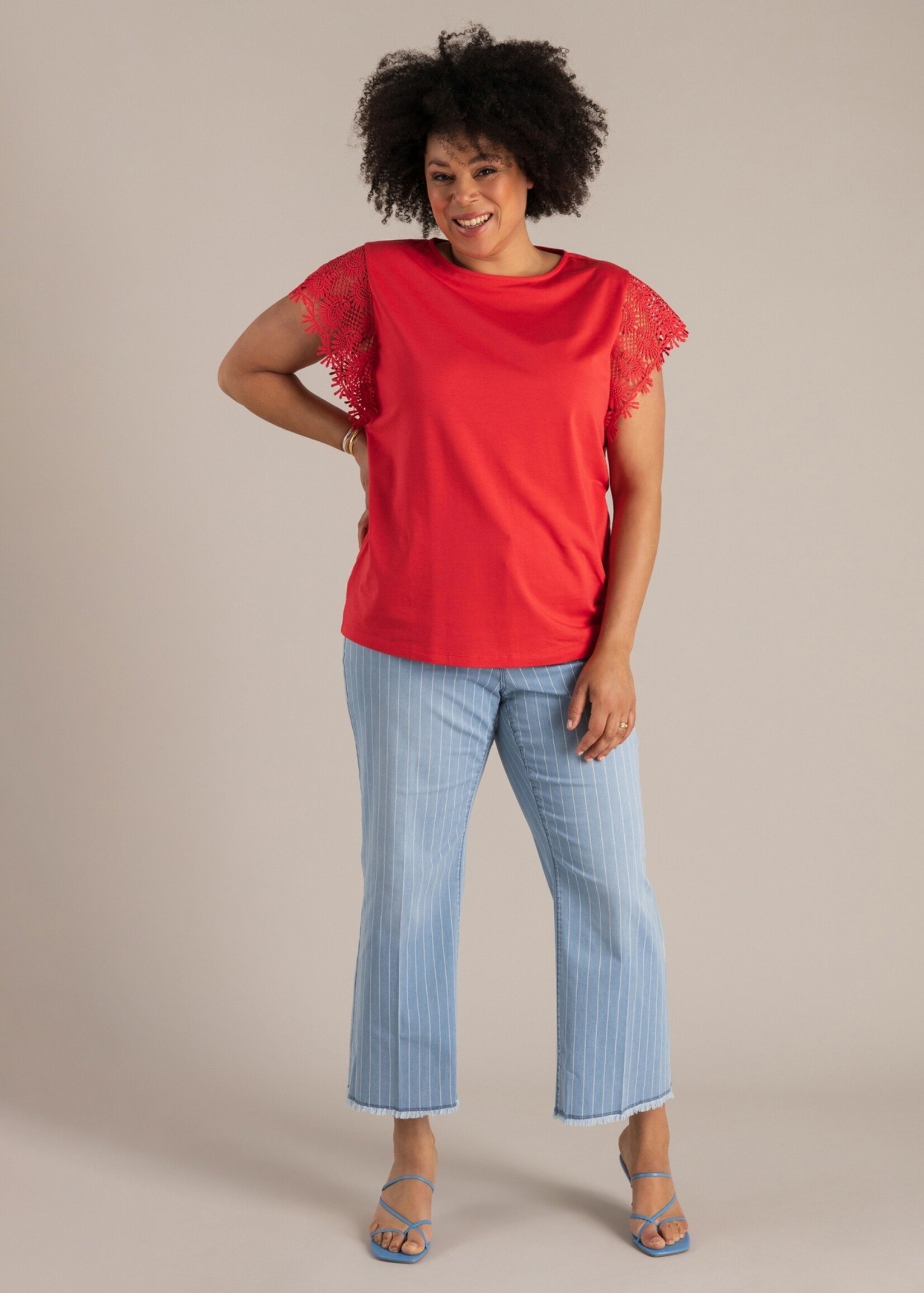 Yest Curve Top van YEST CURVE met kanten mouwen – soepel, vrouwelijk en comfortabel