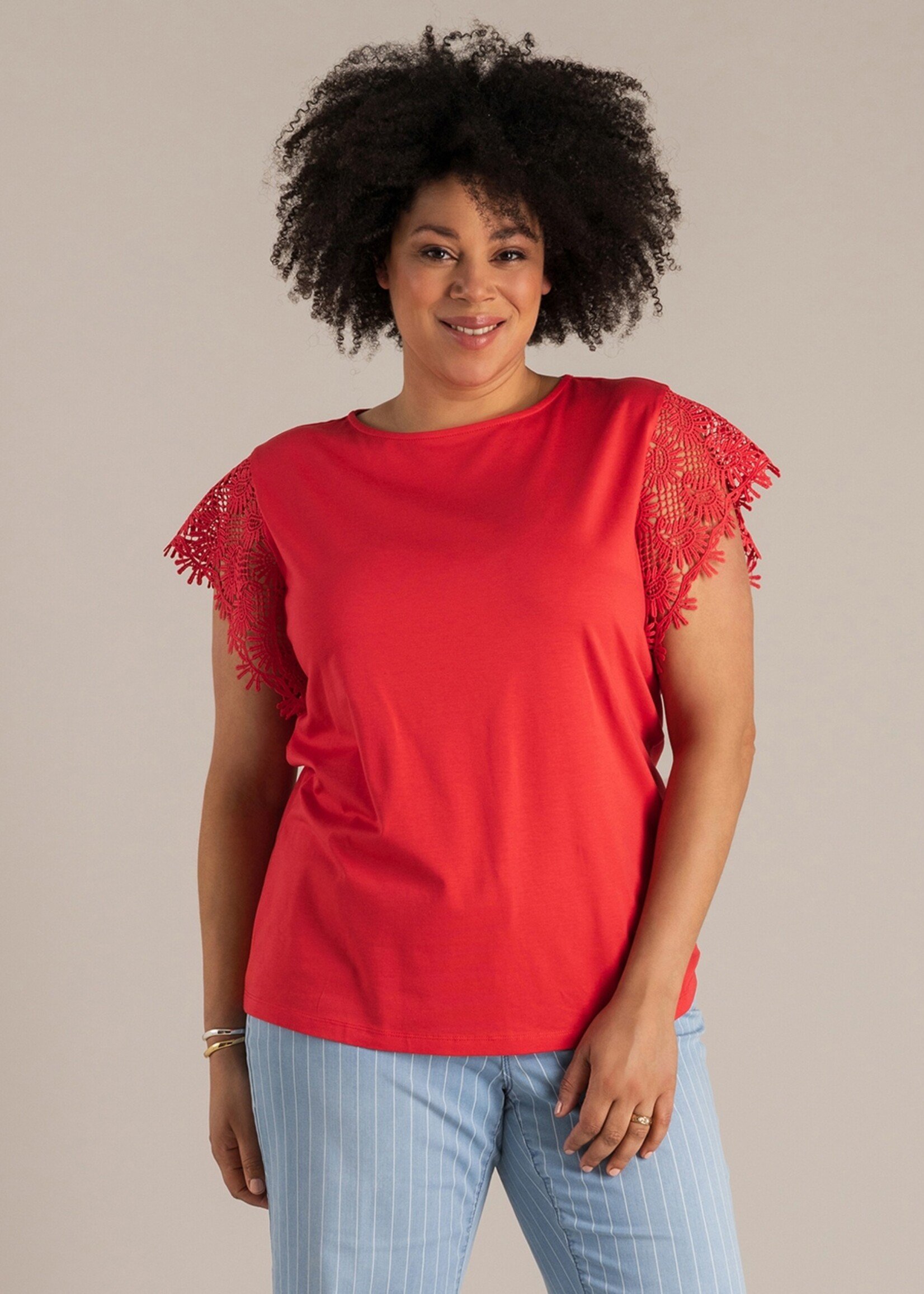 Yest Curve Top van YEST CURVE met kanten mouwen – soepel, vrouwelijk en comfortabel