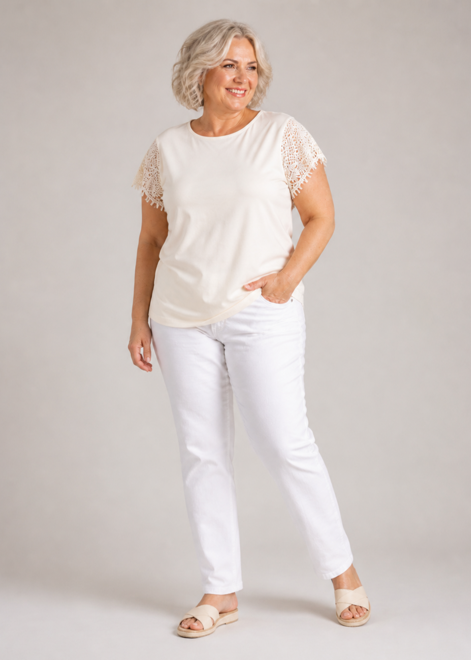 Yest Curve Top van YEST CURVE met kanten mouwen – soepel, vrouwelijk en comfortabel