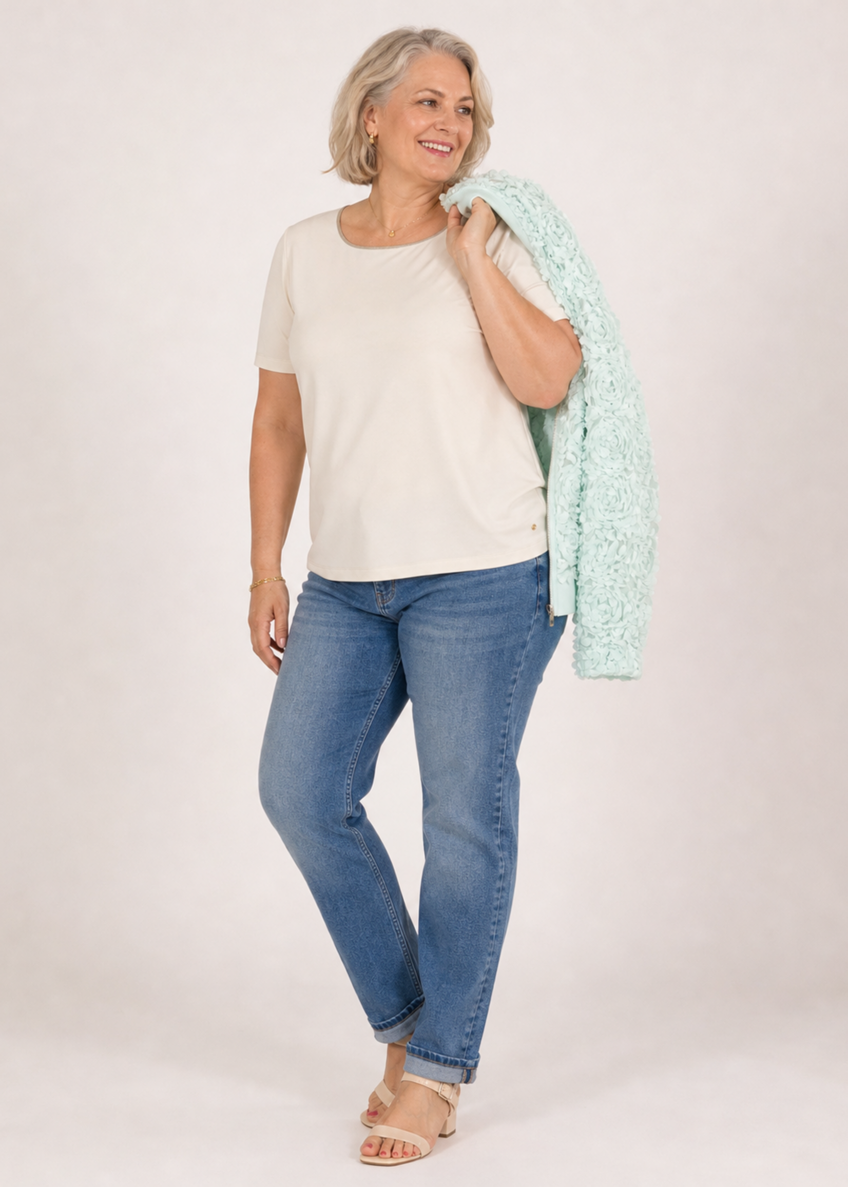 Frapp Off white shirt van Frapp met glinsterende halsafwerking – comfortabel en stijlvol