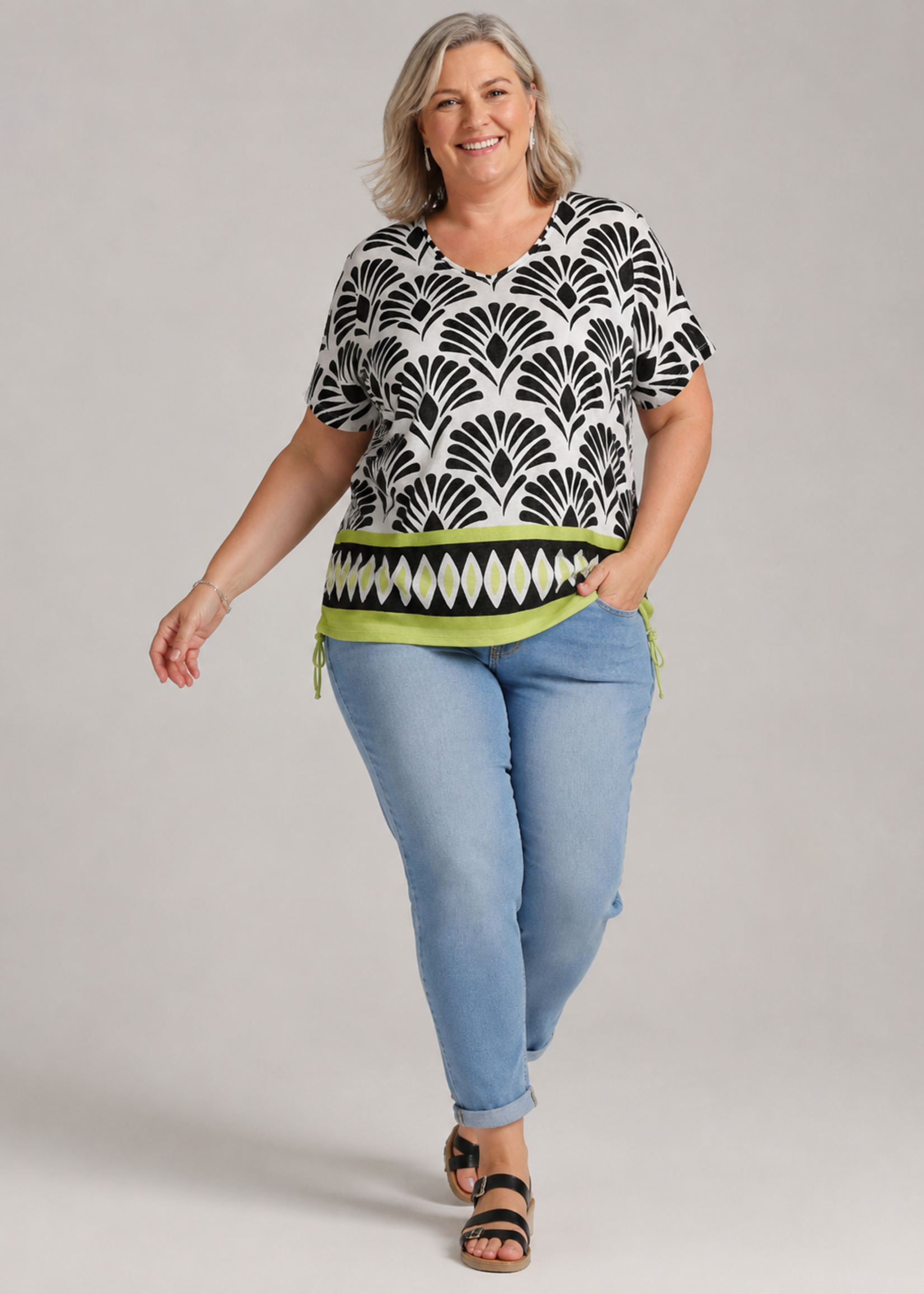 Via Appia Due Shirt van Via Appia Due met zwart-witte print en frisse groene accenten – comfortabel én flatterendShirt van Via Appia Due met zwart-witte print en frisse groene accenten – comfortabel én flatterend