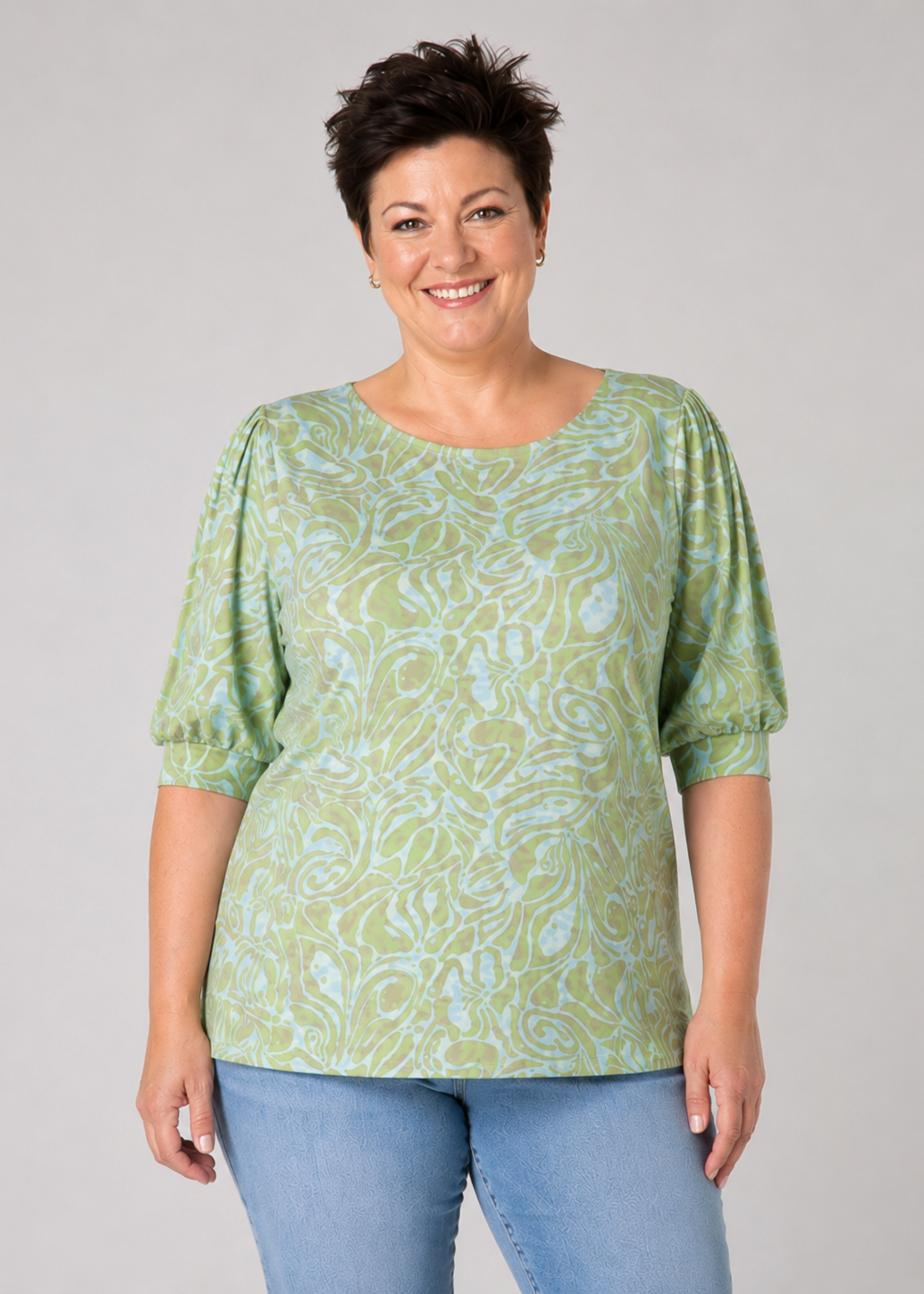 Yest Curve Hanne Essential shirt van Yest Curve met zomerse print en wijde pofmouwen