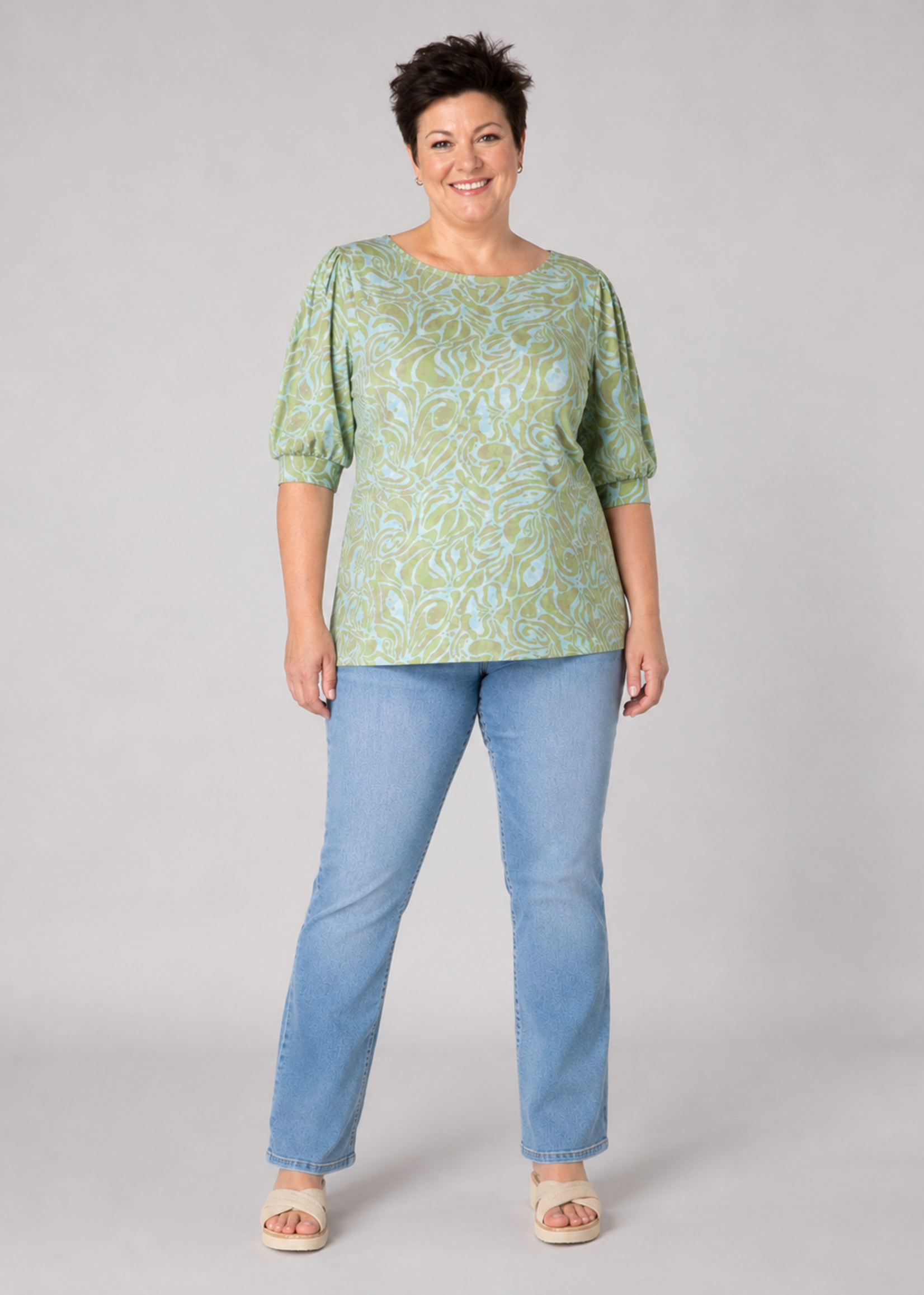 Yest Curve Hanne Essential shirt van Yest Curve met zomerse print en wijde pofmouwen
