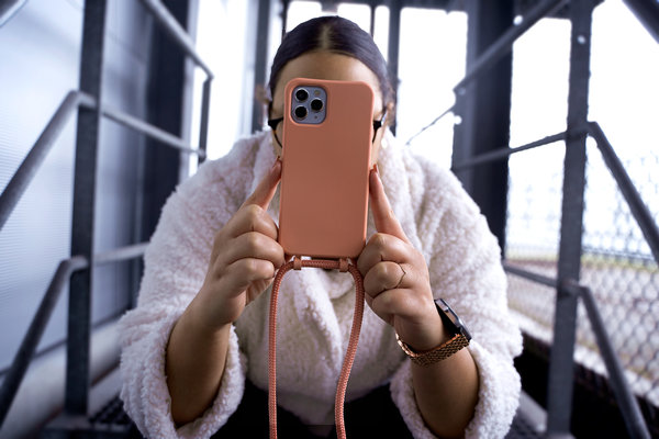 Coverzs Coverzs Silikonhülle mit Band iPhone 7/8 Plus (Orange) Coverzs Coverzs Silikonhülle mit Band iPhone 7/8 Plus (Orange)