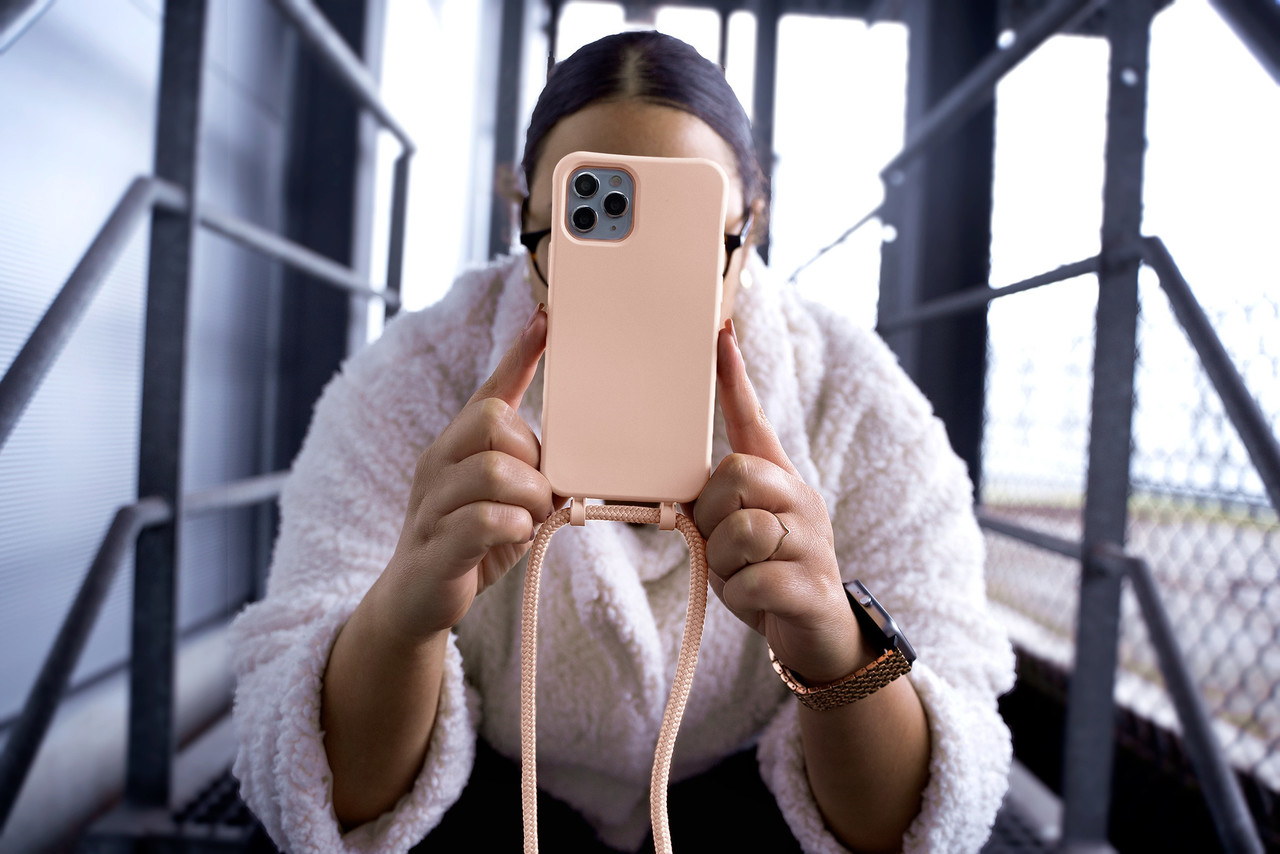 Coverzs Coverzs Silikonhülle mit Band iPhone 13 (Rosa) Coverzs Coverzs Silikonhülle mit Band iPhone 13 (Rosa)