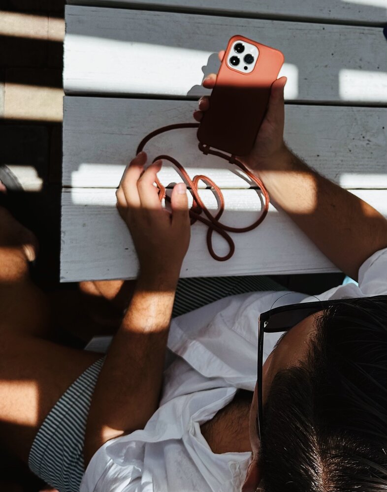 Coverzs Coverzs Silikonhülle mit Band iPhone 14 (Braun) Coverzs Coverzs Silikonhülle mit Band iPhone 14 (Braun)