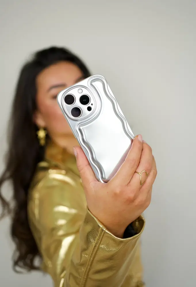 xoxo Wildhearts xoxo Wildhearts Wavy case Silver - iPhone 15 Pro Hülle xoxo Wildhearts xoxo Wildhearts Wavy case Silver - iPhone 15 Pro Hülle