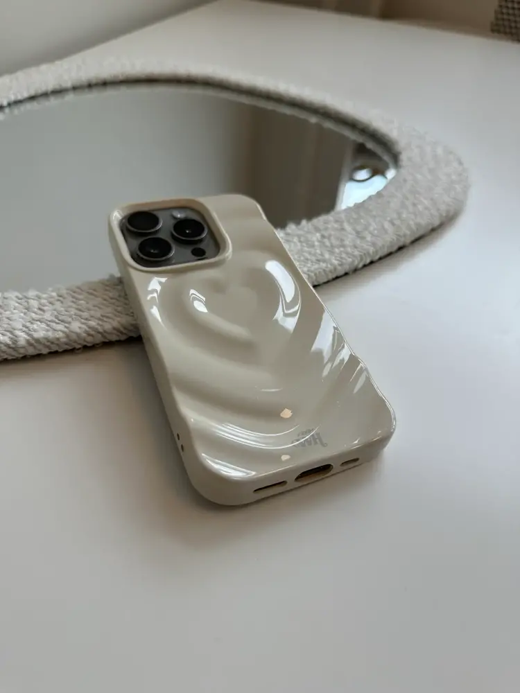 xoxo Wildhearts xoxo Wildhearts Biggest Love Creme - iPhone 15 Plus Hülle xoxo Wildhearts xoxo Wildhearts Biggest Love Creme - iPhone 15 Plus Hülle