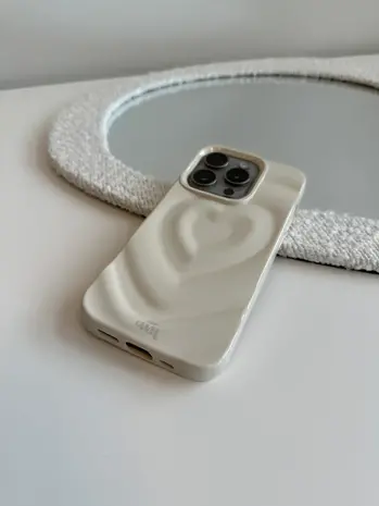 xoxo Wildhearts xoxo Wildhearts Biggest Love Creme - iPhone 15 Plus Hülle xoxo Wildhearts xoxo Wildhearts Biggest Love Creme - iPhone 15 Plus Hülle