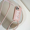 Coverzs Coverzs Silikon Case mit Band iPhone (Rosa) - Name + Name - Vertikal Coverzs Coverzs Silikon Case mit Band iPhone (Rosa) - Name + Name - Vertikal
