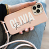 Coverzs Coverzs Silikon Case mit Band iPhone (Rosa) - Name + Name - Vertikal Coverzs Coverzs Silikon Case mit Band iPhone (Rosa) - Name + Name - Vertikal