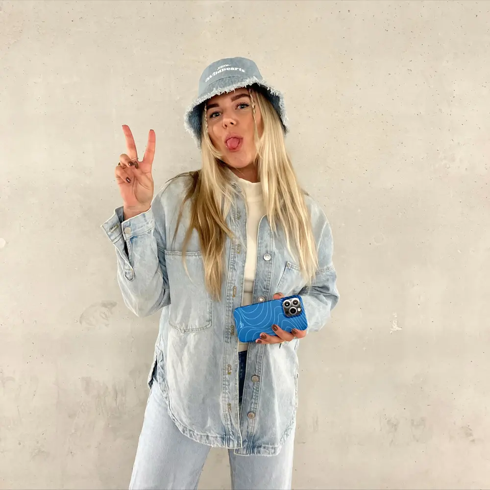 xoxo Wildhearts xoxo Wildhearts Catching Flights Blue - iPhone 14 Plus Hülle