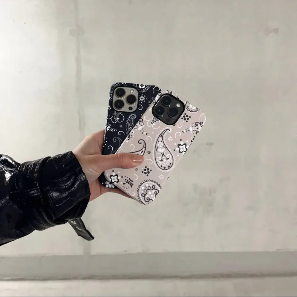 xoxo Wildhearts xoxo Wildhearts Paisley Dawn Black - iPhone 12 Pro Max Hülle xoxo Wildhearts xoxo Wildhearts Paisley Dawn Black - iPhone 12 Pro Max Hülle