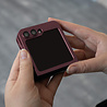 ShieldCase® ShieldCase Samsung Galaxy Z Flip 6 / Z Flip 7 FE Matte Hülle mit Kameraabdeckung (Weinrot)
