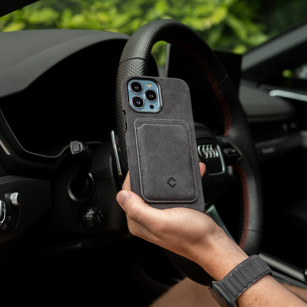 Coverzs Coverzs Alcantara MagSafe Wallet (Schwarz)