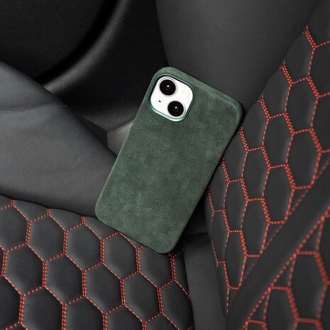 Coverzs Coverzs iPhone 15 Alcantara MagSafe Hülle (Dunkelgrün) Coverzs Coverzs iPhone 15 Alcantara MagSafe Hülle (Dunkelgrün)
