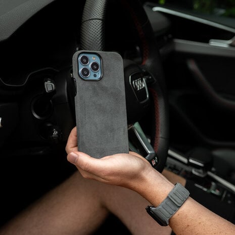 Coverzs Coverzs iPhone 15 Pro Alcantara MagSafe Hülle (Schwarz) Coverzs Coverzs iPhone 15 Pro Alcantara MagSafe Hülle (Schwarz)