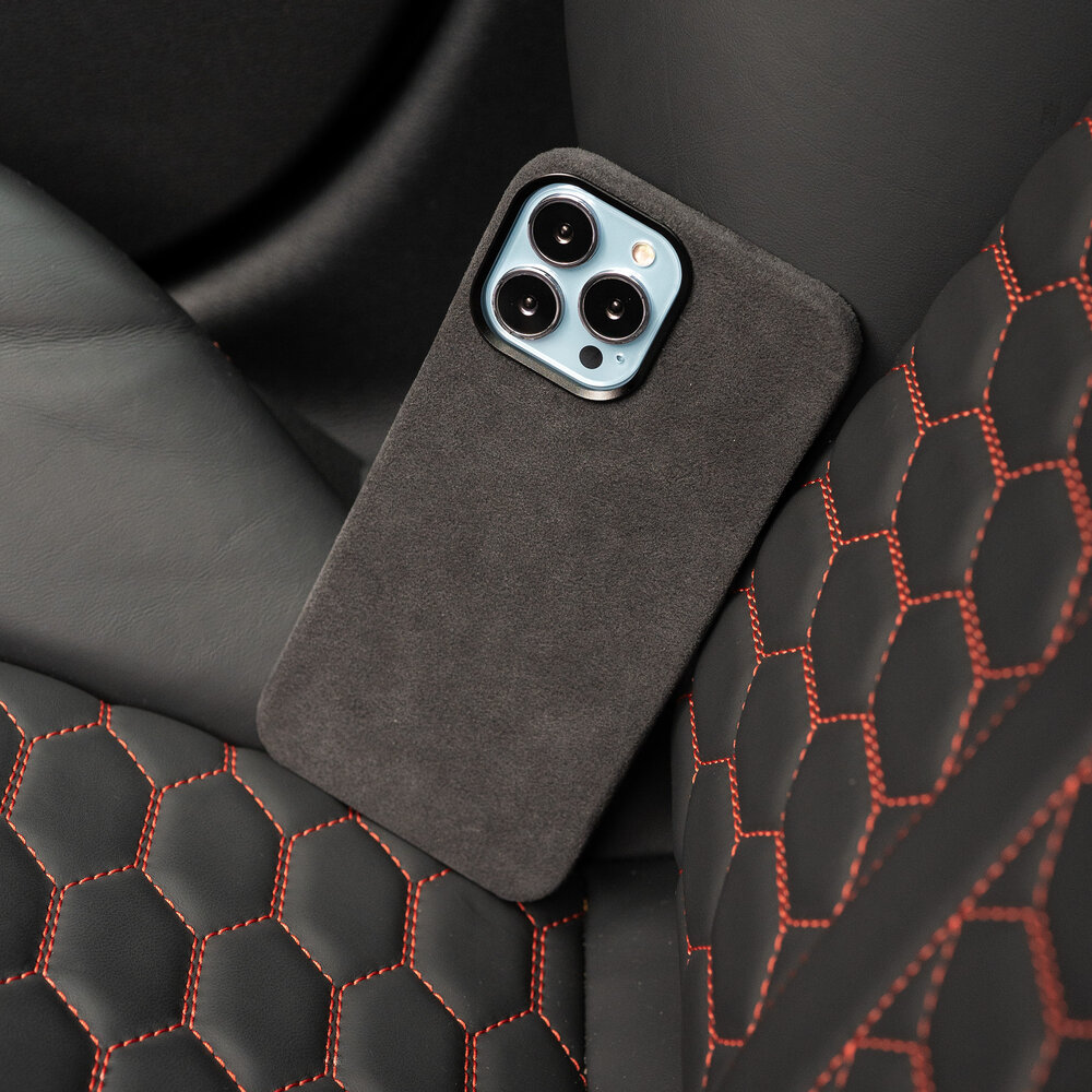 Coverzs Coverzs iPhone 15 Pro Alcantara MagSafe Hülle (Schwarz) Coverzs Coverzs iPhone 15 Pro Alcantara MagSafe Hülle (Schwarz)
