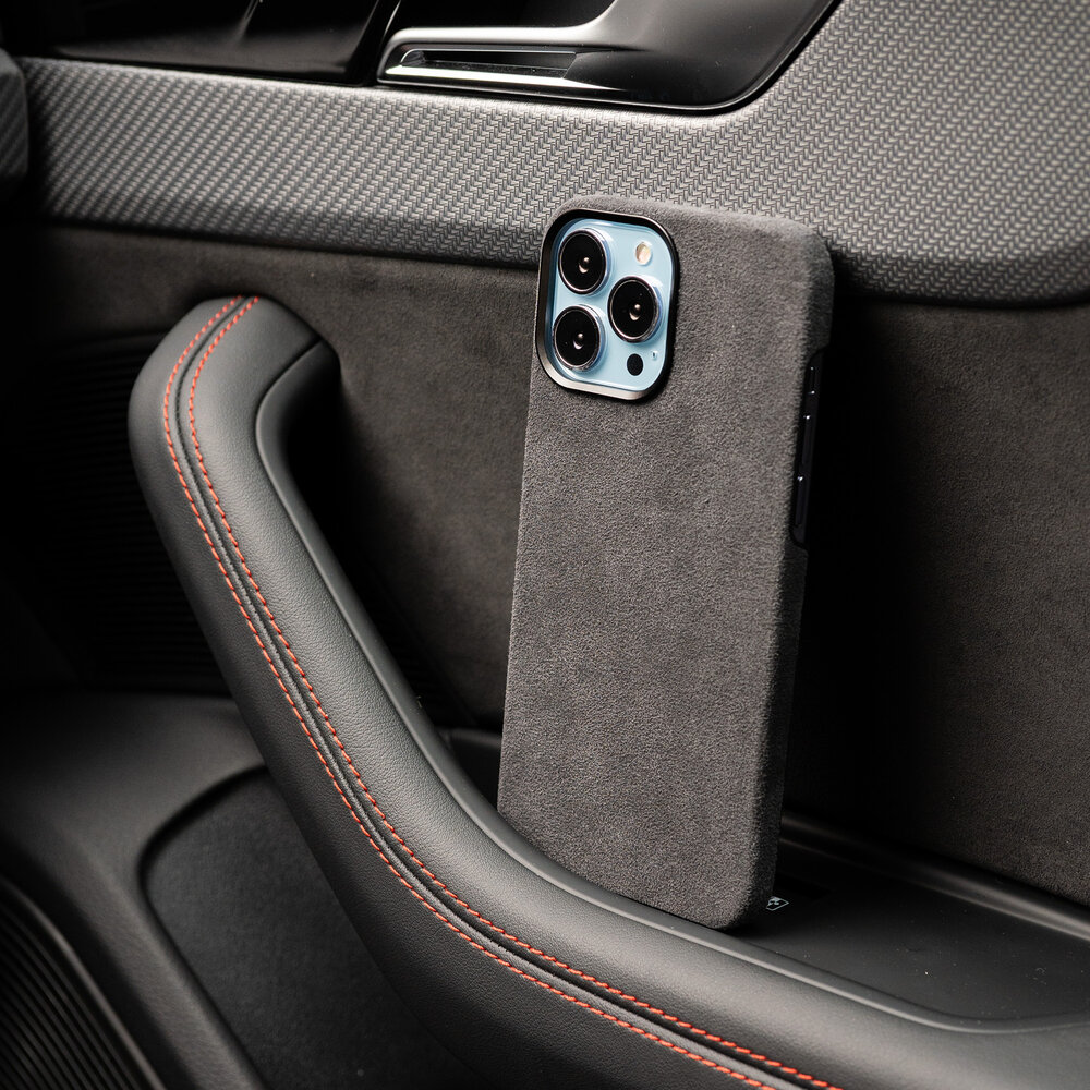 Coverzs Coverzs iPhone 15 Pro Max Alcantara MagSafe Hülle (Schwarz) Coverzs Coverzs iPhone 15 Pro Max Alcantara MagSafe Hülle (Schwarz)