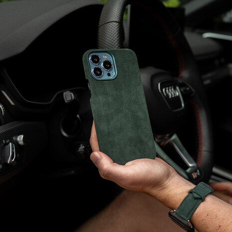 Coverzs Coverzs iPhone 14 Pro Alcantara MagSafe Hülle (Dunkelgrün)