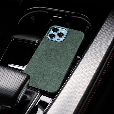 Coverzs Coverzs iPhone 13 Pro Alcantara MagSafe Hülle (Dunkelgrün) Coverzs Coverzs iPhone 13 Pro Alcantara MagSafe Hülle (Dunkelgrün)