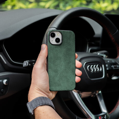 Coverzs Coverzs iPhone 15 Alcantara & TPU MagSafe Hülle (Dunkelgrün)
