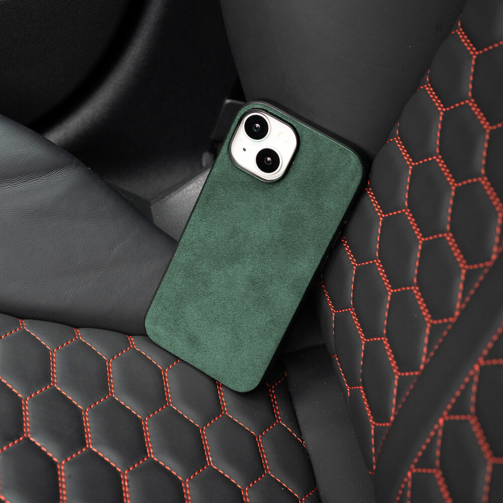 Coverzs Coverzs iPhone 15 Alcantara & TPU MagSafe Hülle (Dunkelgrün)