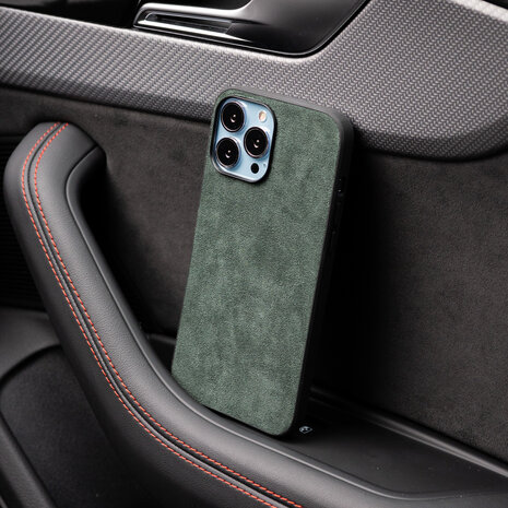 Coverzs Coverzs iPhone 15 Pro Alcantara & TPU MagSafe Hülle (Dunkelgrün) Coverzs Coverzs iPhone 15 Pro Alcantara & TPU MagSafe Hülle (Dunkelgrün)