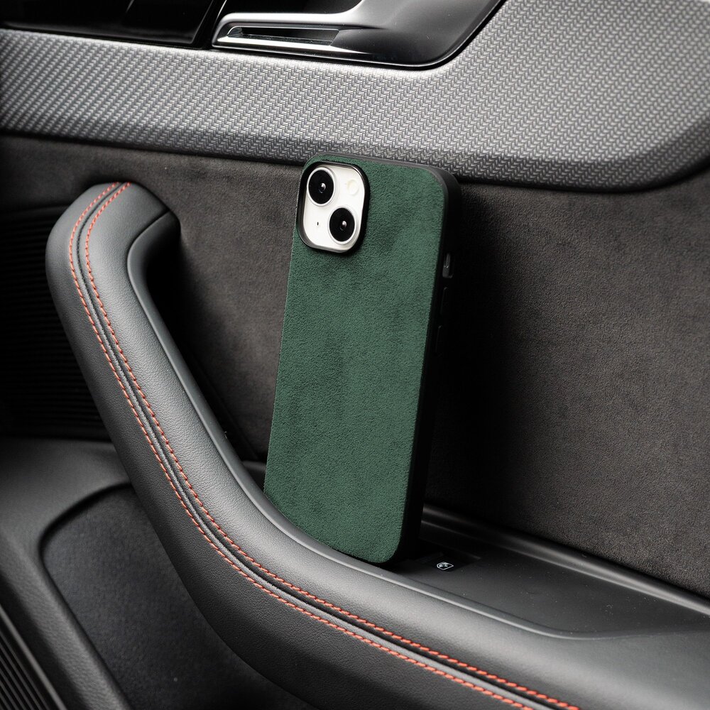 Coverzs Coverzs iPhone 14 Alcantara & TPU MagSafe Hülle (Dunkelgrün) Coverzs Coverzs iPhone 14 Alcantara & TPU MagSafe Hülle (Dunkelgrün)