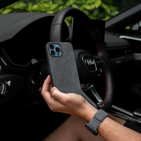 Coverzs Coverzs iPhone 14 Pro Alcantara & TPU MagSafe Hülle (Schwarz)