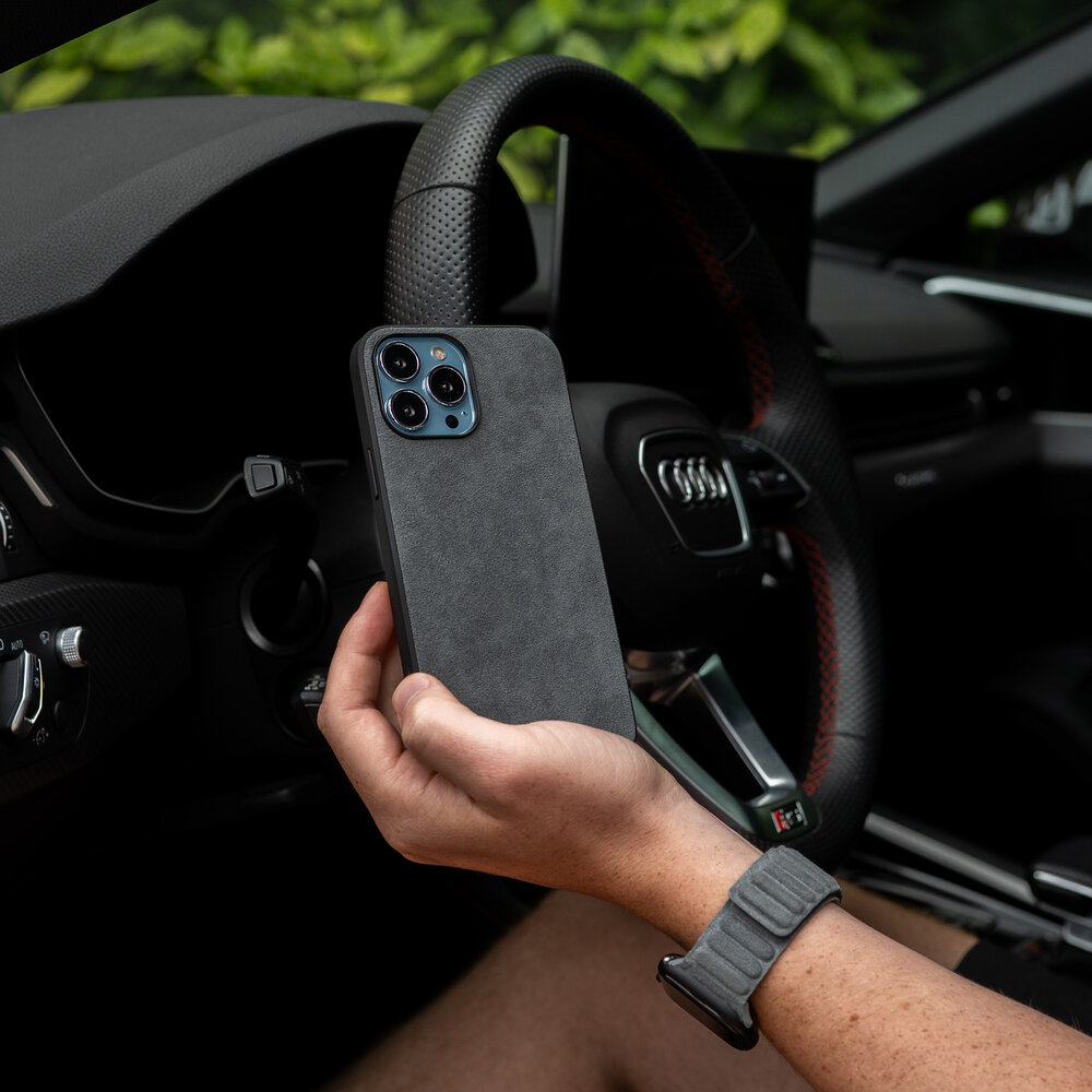 Coverzs Coverzs iPhone 13 Pro Alcantara & TPU MagSafe Hülle (Schwarz) Coverzs Coverzs iPhone 13 Pro Alcantara & TPU MagSafe Hülle (Schwarz)