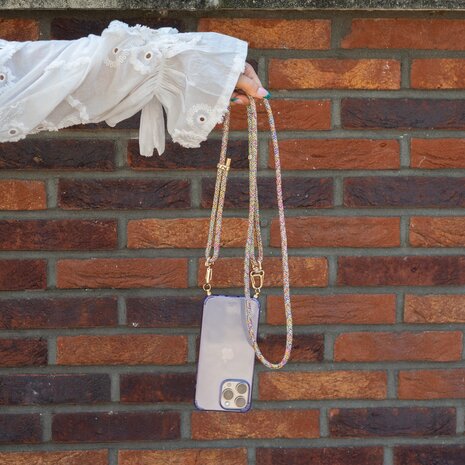 xoxo Wildhearts xoxo Wildhearts iPhone 12 Lila Hülle mit Rainbow Vibes Kordel xoxo Wildhearts xoxo Wildhearts iPhone 12 Lila Hülle mit Rainbow Vibes Kordel