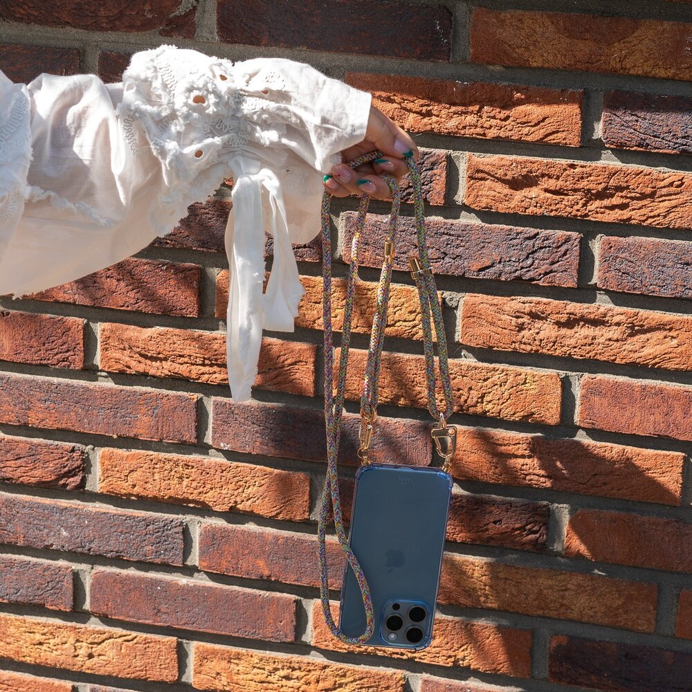 xoxo Wildhearts xoxo Wildhearts iPhone 15 Pro Blau Hülle mit Rainbow Vibes Kordel xoxo Wildhearts xoxo Wildhearts iPhone 15 Pro Blau Hülle mit Rainbow Vibes Kordel