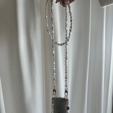 xoxo Wildhearts xoxo Wildhearts iPhone 13 Transparente Hülle mit langer Pearlfection Kordel xoxo Wildhearts xoxo Wildhearts iPhone 13 Transparente Hülle mit langer Pearlfection Kordel