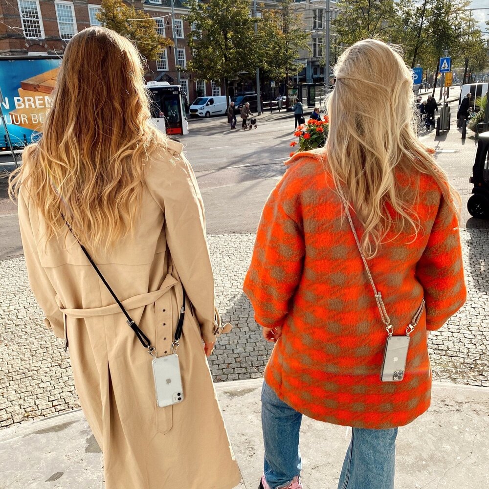 xoxo Wildhearts xoxo Wildhearts iPhone 15 Transparente Hülle mit Rainbow Vibes Kordel xoxo Wildhearts xoxo Wildhearts iPhone 15 Transparente Hülle mit Rainbow Vibes Kordel