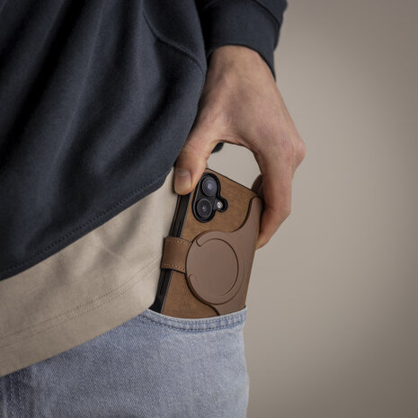 Coverzs Coverzs 2-in-1 MagSafe Book Case iPhone 16 (Braun) Coverzs Coverzs 2-in-1 MagSafe Book Case iPhone 16 (Braun)