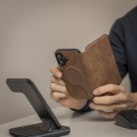 Coverzs Coverzs 2-in-1 MagSafe Book Case iPhone 16 (Braun) Coverzs Coverzs 2-in-1 MagSafe Book Case iPhone 16 (Braun)