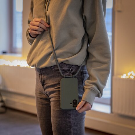 Coverzs Coverzs Silikon Hülle mit Band iPhone 16 (Dunkelgrün)