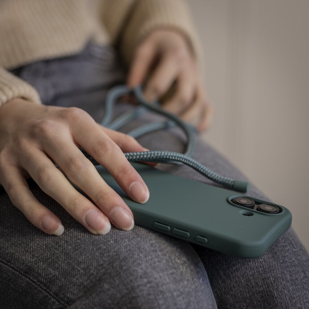 Coverzs Coverzs Silikon Hülle mit Band iPhone 16 (Dunkelgrün)