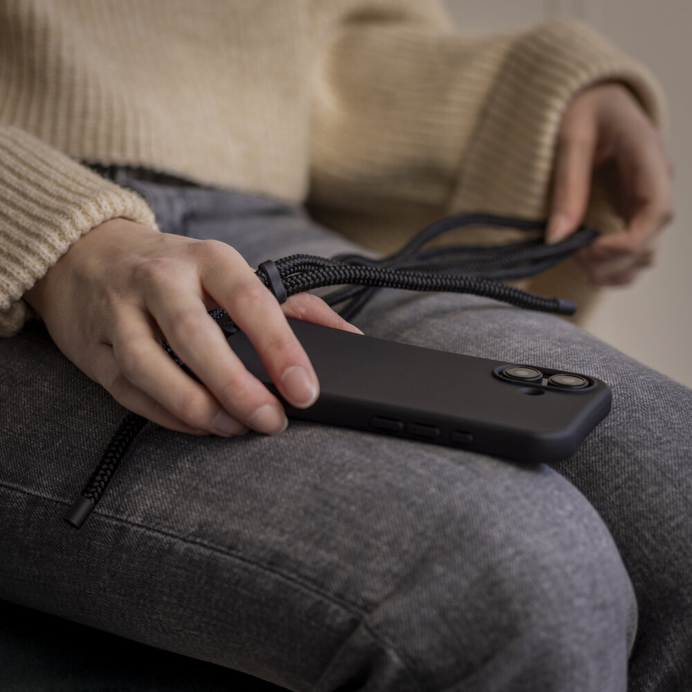 Coverzs Coverzs Silikon Hülle mit Band iPhone 16 Plus (Schwarz)