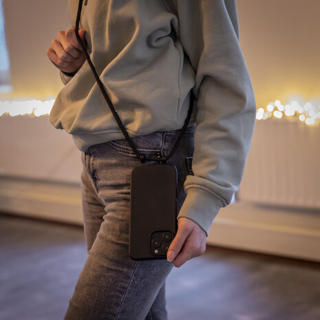 Coverzs Coverzs Silikon Hülle mit Band iPhone 16 Pro Max (Schwarz) Coverzs Coverzs Silikon Hülle mit Band iPhone 16 Pro Max (Schwarz)