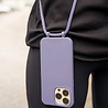 Coverzs Coverzs iPhone 15 Silikon Hülle mit Kord (Lila) Coverzs Coverzs iPhone 15 Silikon Hülle mit Kord (Lila)