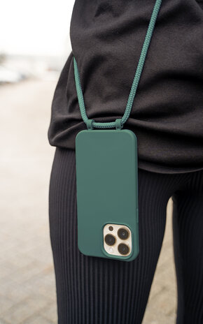 Coverzs Coverzs iPhone 15 Plus MagSafe Silikon Hülle mit Kord (Grün)