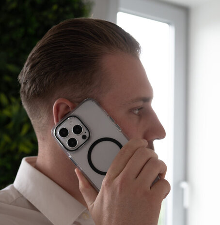 Coverzs Coverzs iPhone 15 Pro Clear metallic Hülle mit MagSafe (Schwarz)