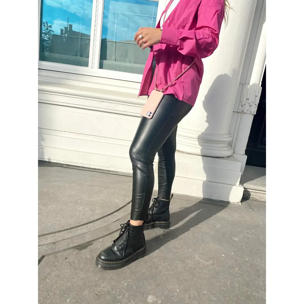 xoxo Wildhearts xoxo Wildhearts iPhone 15 Pro Max Silikon Hülle mit Kord (Rosa)