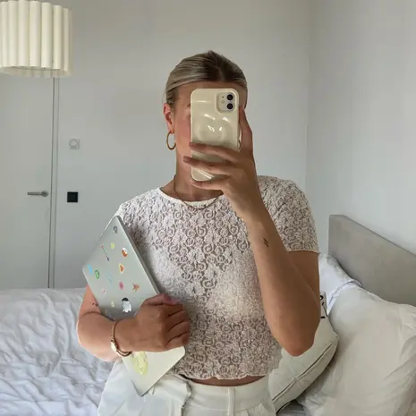 xoxo Wildhearts xoxo Wildhearts Biggest Love Creme - iPhone 15 Pro Hülle xoxo Wildhearts xoxo Wildhearts Biggest Love Creme - iPhone 15 Pro Hülle