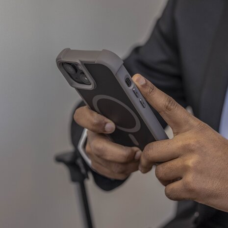 Coverzs Coverzs iPhone 13 matte Shockcase mit MagSafe (Grau) Coverzs Coverzs iPhone 13 matte Shockcase mit MagSafe (Grau)