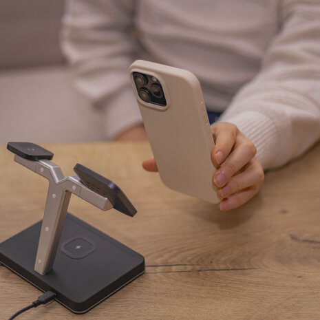 Coverzs Coverzs iPhone 13 Pro Luxus Silikon MagSafe Hülle (Beige) Coverzs Coverzs iPhone 13 Pro Luxus Silikon MagSafe Hülle (Beige)