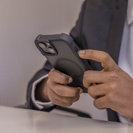 Coverzs Coverzs iPhone 14 matte Shockcase mit MagSafe (Schwarz) Coverzs Coverzs iPhone 14 matte Shockcase mit MagSafe (Schwarz)