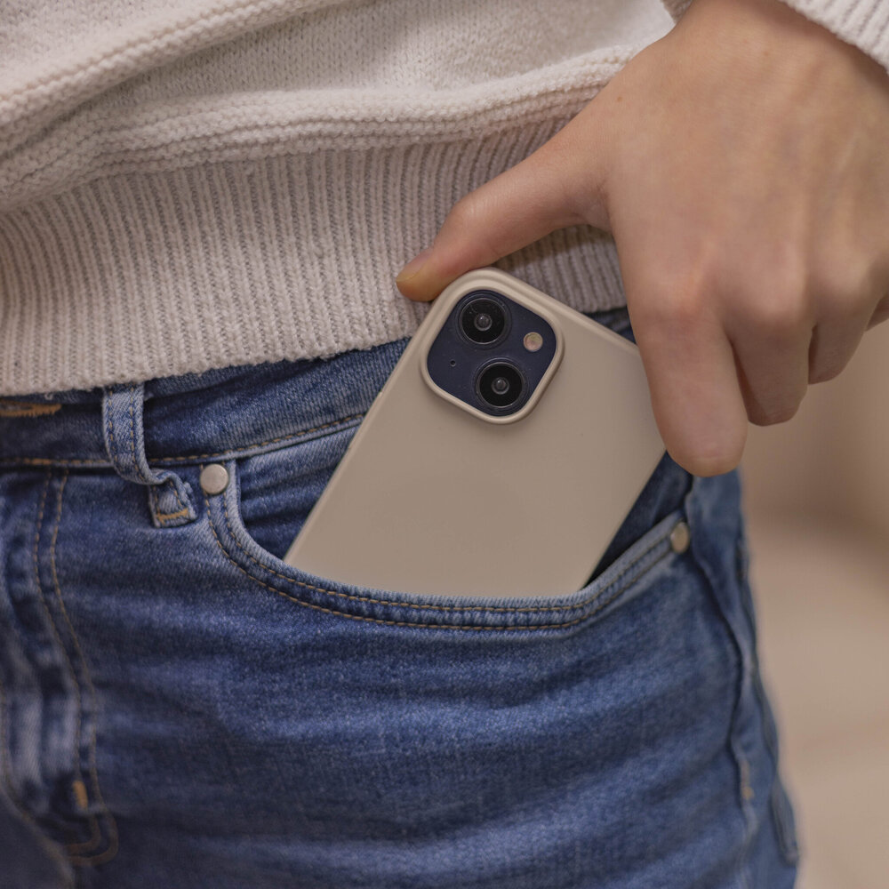 Coverzs Coverzs iPhone 14 Luxus Silikonhülle (Beige) Coverzs Coverzs iPhone 14 Luxus Silikonhülle (Beige)